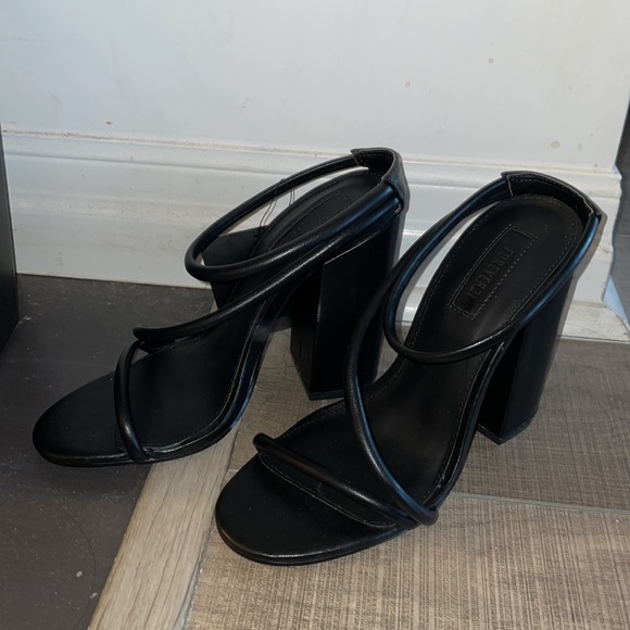 NWT black heeled sandals - Picture 3 of 7